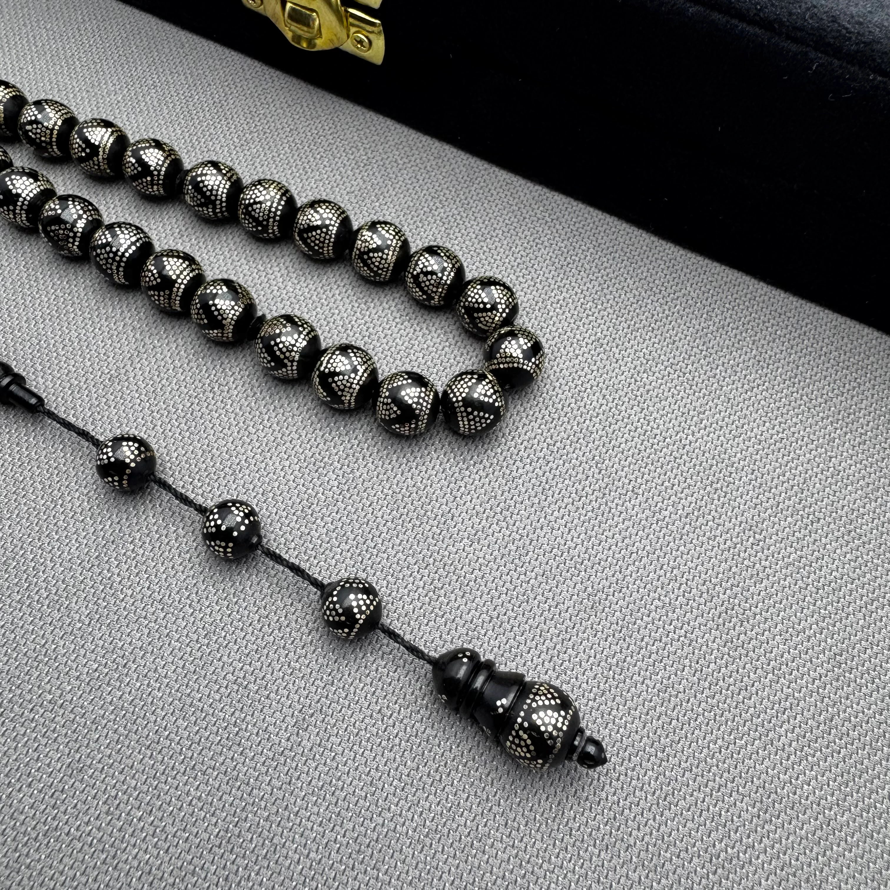 Usta İşçilikli Özel Tasarım Kuka Cevizi Üzerine Gümüş Çakım Tespih